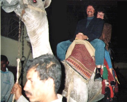 Rainer & Maggy auf dem Kamel